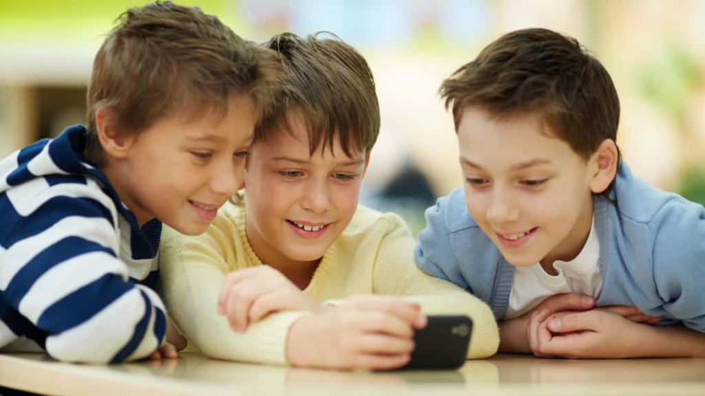 The world is troubled by the harm of phones on children, ban imposed in schools of more than half the countries