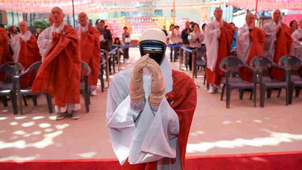 The world’s first Robot Monk arrived in this country! Now robots will also do devotion and meditation