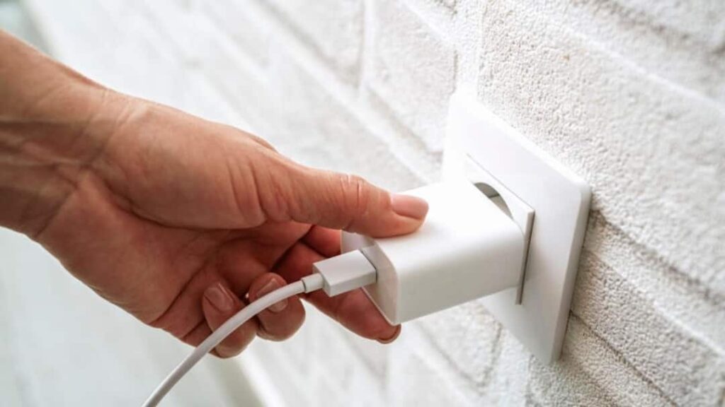 Does the mobile charger installed in the socket also cost electricity, know how much the bill increases?